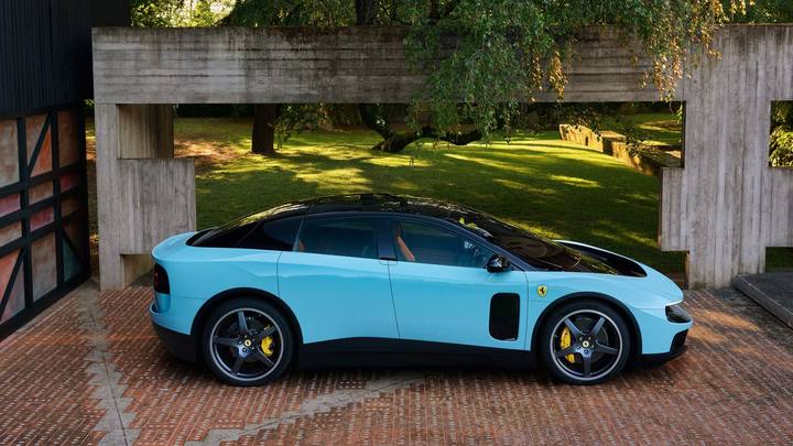 Ferrari Luce i en oväntad ljusblå nyans. Modellen är märkets första elbil och presenterar flera nydanande designlösningar.