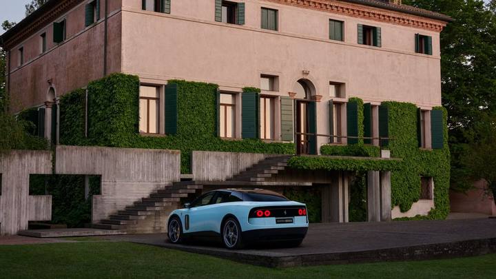Ferrari Luce i en av de nya färgerna ljusblått, parkerad vid ett ståtligt hus. Bilen är en djärv satsning mot en elektrisk framtid.