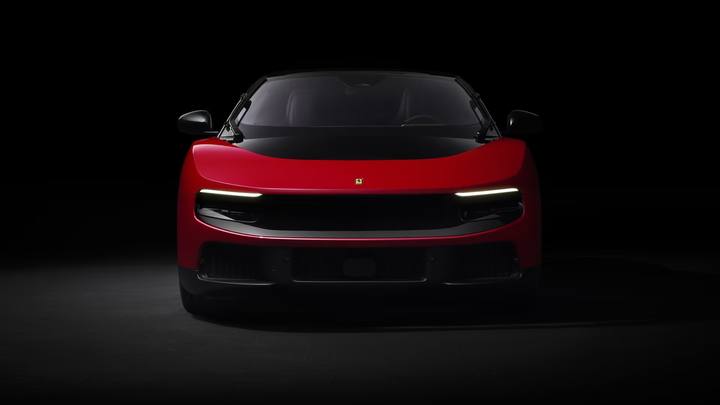 Den nya Ferrari Luce frontar framtiden med sin eleganta design och karaktäristiska LED-strålkastare. Här i en mörk studio.