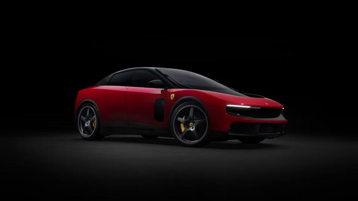 Ferrari Luce i profil visar upp sin distinkta silhuett med en modern tolkning av märkets sportiga design, redo att inleda en ny era.