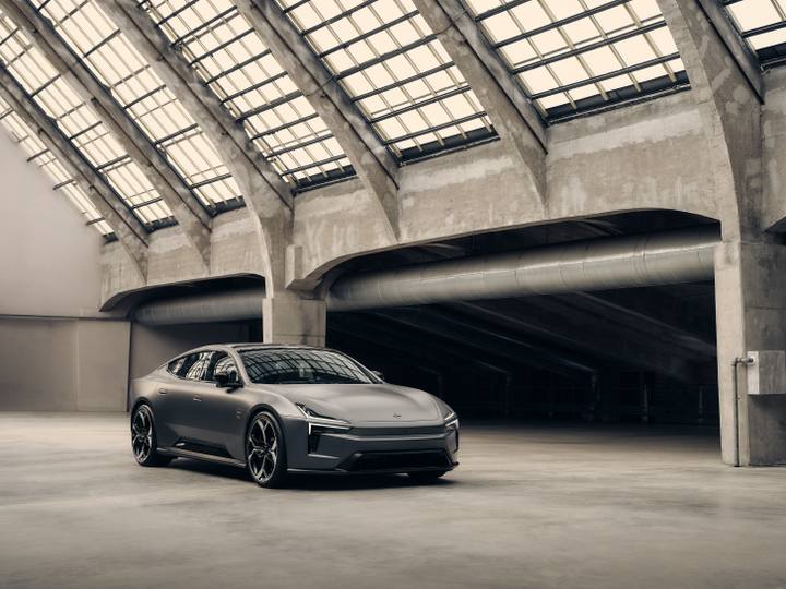 Polestar 5 behåller mycket av Precept-konceptets djärva design, inklusive den karakteristiska ”Thor’s Hammer”-signaturen på strålkastarna.