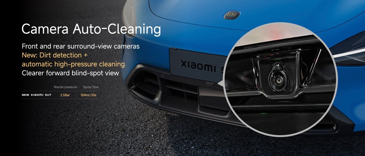 Xiaomi SU7: Detaljbild på bilens front med fokus på den automatiska kamerarengöringen, som säkerställer fri sikt.