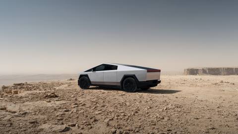 Cybertruckens futuristiska design gör sig hemma i karga landskap, men frågan är hur den klarar sig på svenska vägar och i stadstrafik?