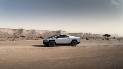 Tesla Cybertruck på hemmastadd mark i ett kargt ökenlandskap. Trots sin futuristiska design är det terrängegenskaperna som är avgörande på många marknader.