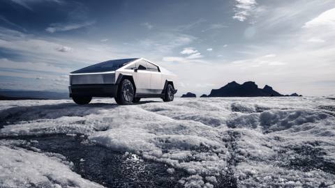 Tesla Cybertruck på en isig yta – hur klarar den svenska vintrar med sitt rostfria chassi och avsaknad av konventionell lack?