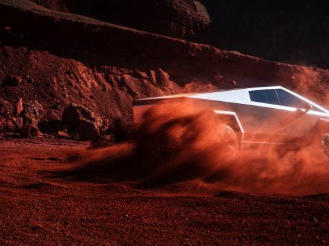 Cybertrucken river upp rödbrun sand och grus, vilket effektivt döljer den rostfria karossen för ett ögonblick. Ytan är känd för att vara tålig men också för att ta åt sig smuts lätt.