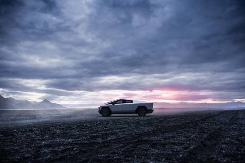 Cybertrucken framstår som ett futuristiskt inslag i ett dramatiskt landskap. En design som är anpassad för den amerikanska marknaden, men som möjligen kommer till Europa.