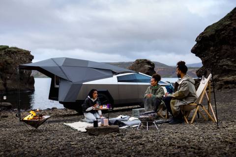 Cybertruck med tillhörande taktält, perfekt för camping. Men hur fungerar det att ta med den på svenska campingplatser? Storleken är en utmaning.