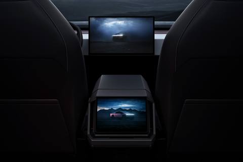 Interiören bjuder på flera skärmar – här med Cybertrucken som motiv på både huvudskärmen och en skärm för baksätet.
