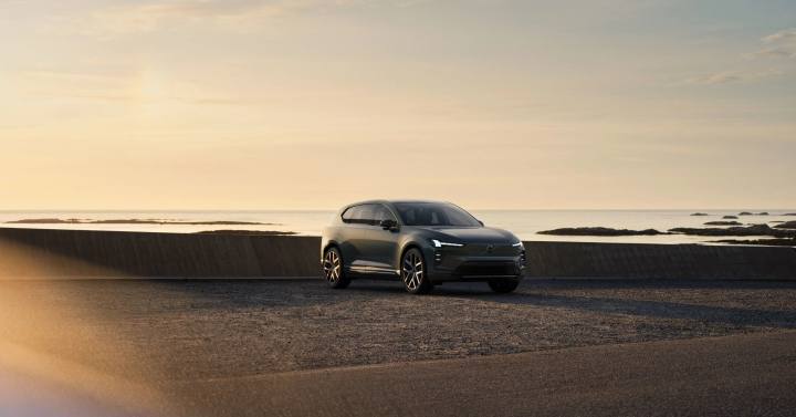 Den nya helt elektriska Volvo EX60 presenterar sig vid havet i solnedgången. En tidlös design möter framtidens teknik.