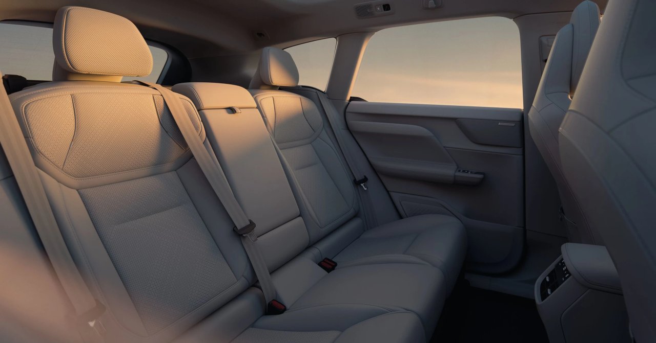 Volvo EX60:s luftiga interiör med perforerade säten bevisar att komfort och premiumkänsla går hand i hand.