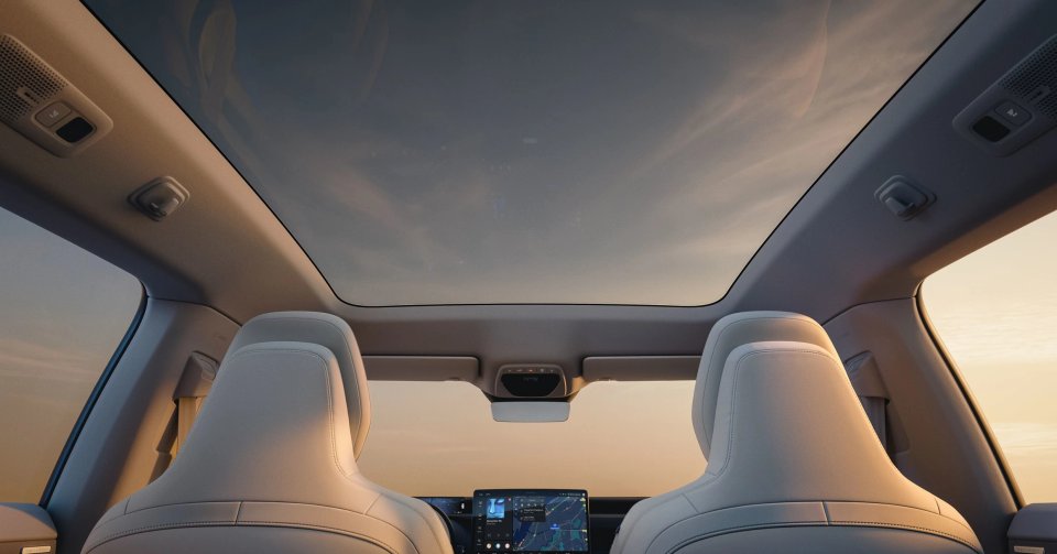 Luftig interiör i Volvo EX60. Från insidan ser man den stora glasyta i taket som ger både ljus och rymd – och bidrar till känslan av frihet.