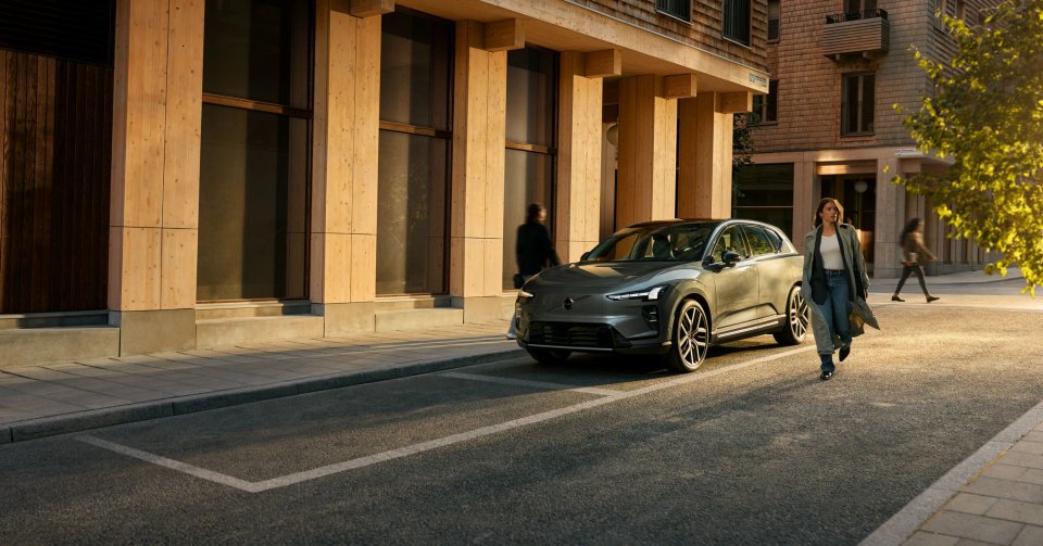 Sveriges viktigaste industrisatsning kan bli din! Volvo EX60 smälter in i stadsbilden, redo att elektrifiera din vardag.