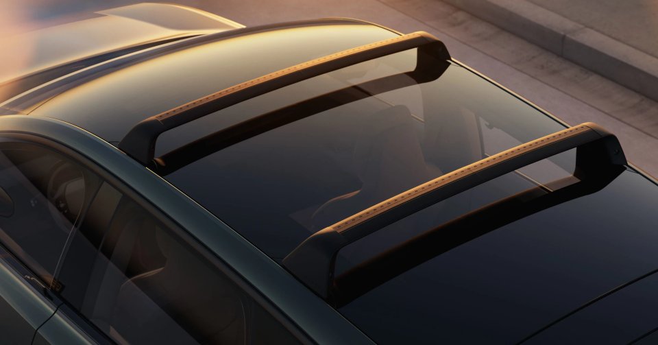 Volvo EX60 kommer med stilrena takrails som smälter in i bilens design, vilket ger flexibilitet för allt från takboxar till cykelhållare.
