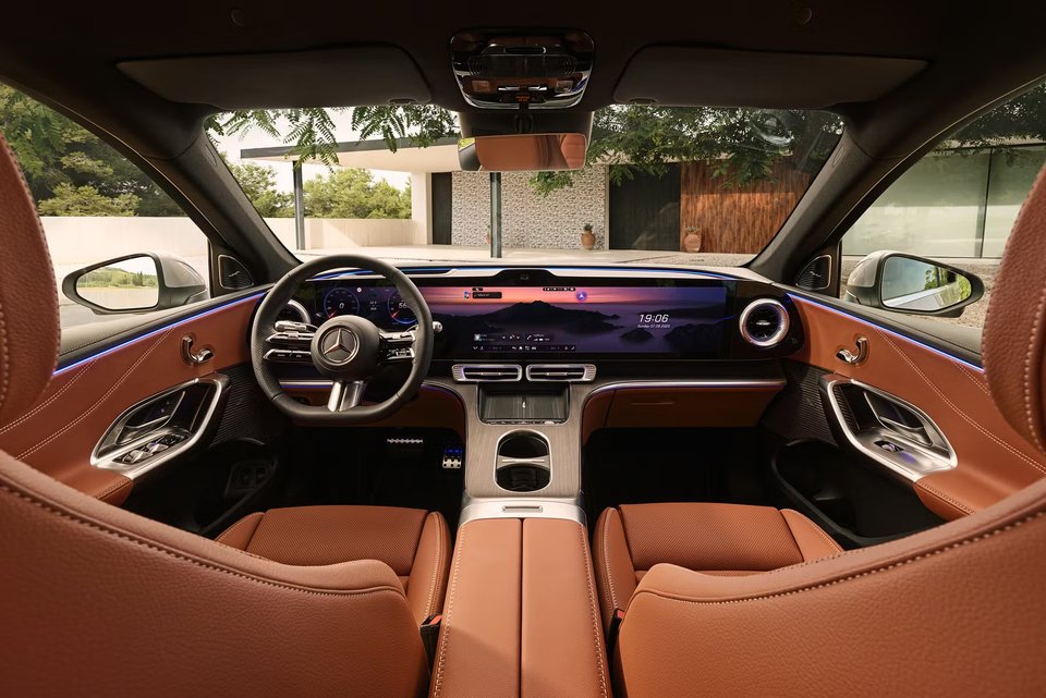 Den digitala förarmiljön i nya Mercedes-Benz GLC visar tydligt hur märkets interiör har utvecklats med tiden. Här med rymlig mittkonsol.