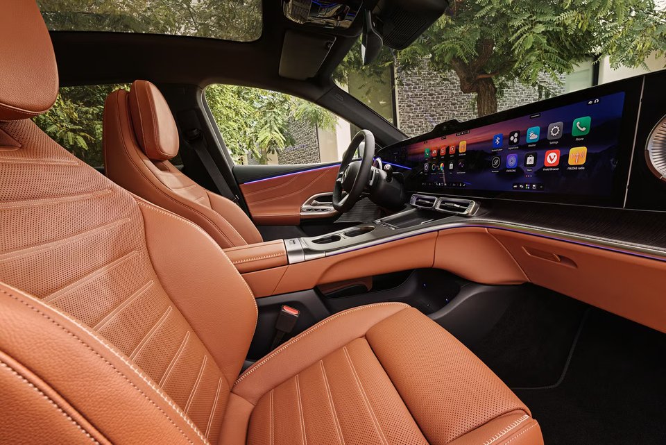 Mercedes GLC: Här möts digital briljans och tidlös lyx i en interiör som andas både framtid och klassisk Mercedes-komfort.