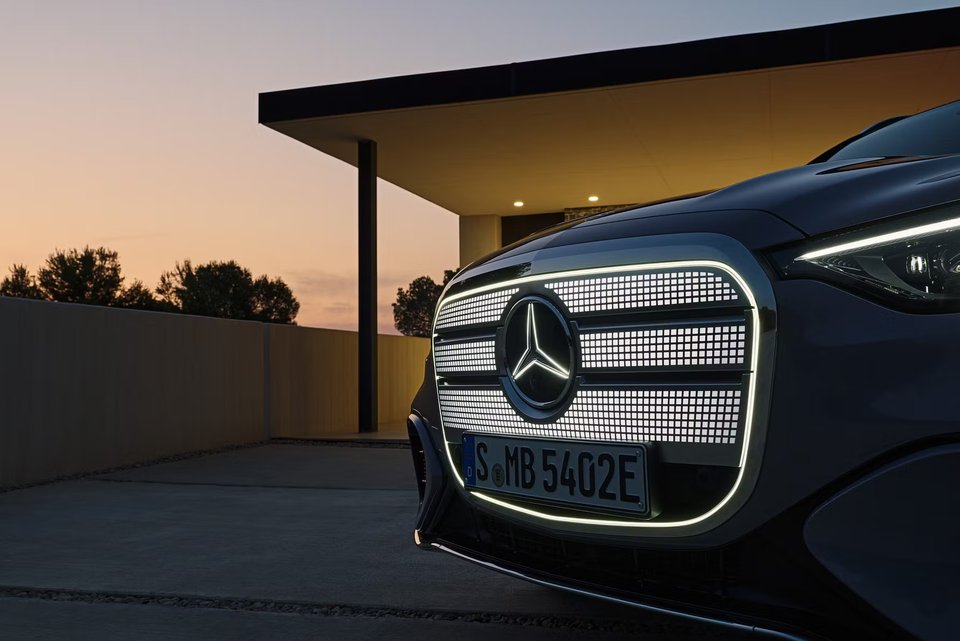 Den nya elektriska GLC-modellen balanserar traditionell Mercedes-design med moderna elbilsdetaljer, vilket ger en igenkännbar men fräsch helhet.