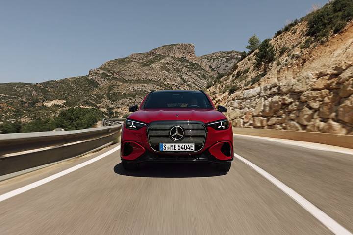 Den nya elektriska GLC tar Mercedes in i framtiden, men med välbekant estetik och klassisk komfort.