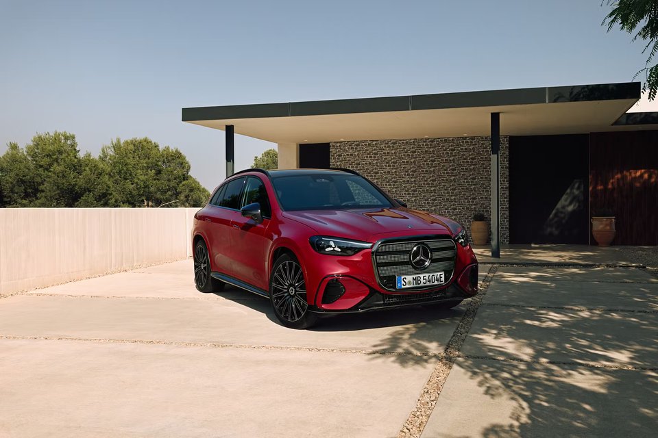 Den stilrena Mercedes-Benz EQC 400 4MATIC parkerad vid ett modernt hus, redo för både stadskörning och längre resor.