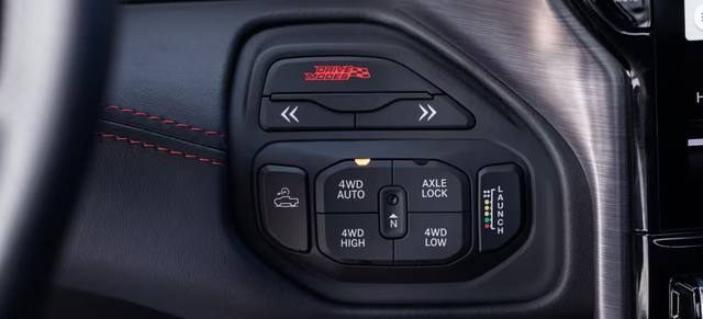 Interiördetalj av körlägesväljaren och startkontrollen. En mängd val för kraftöverföringen finns tillgänglig i nya Ram 1500 SRT TRX.