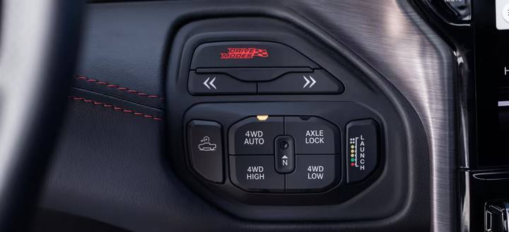Interiördetalj av körlägesväljaren och startkontrollen. En mängd val för kraftöverföringen finns tillgänglig i nya Ram 1500 SRT TRX.