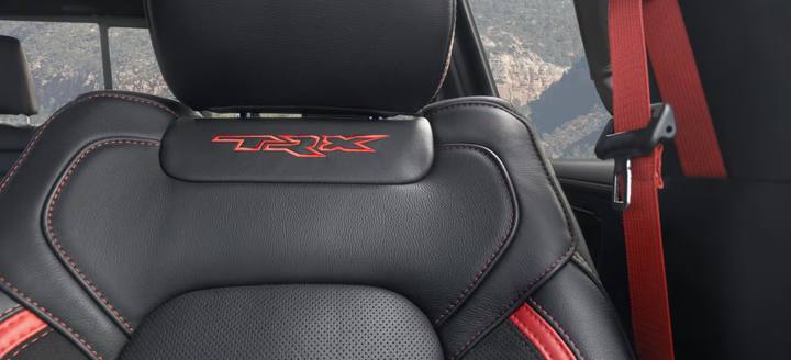 TRX-loggan broderad i nackstödet på Ram 1500 SRT TRX. De röda detaljerna skapar en sportig känsla i kupén.