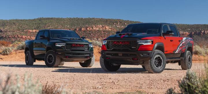 Dubbla vrålåk. Två Ram 1500 SRT TRX parkerar i ödemarken, redo att visa vad 777 hästkrafter kan åstadkomma.