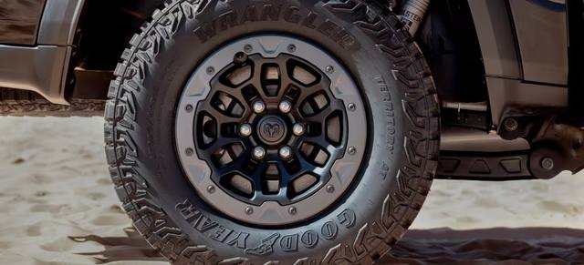 Rams offroad-däck viskar om äventyr utanför allfartsvägarna, med Bilsteins stötdämpare som lovar en stabil färd oavsett underlag.