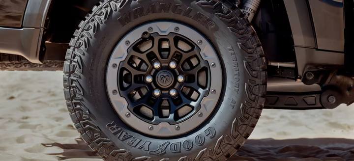 Rams offroad-däck viskar om äventyr utanför allfartsvägarna, med Bilsteins stötdämpare som lovar en stabil färd oavsett underlag.