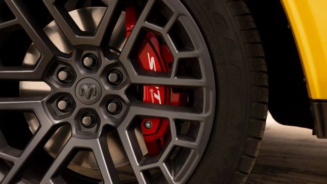 Svensk minimalism? Glöm det! Med sina ilsket röda Brembo-bromsok och rejäla fälgar bekänner Ram färg utan att be om ursäkt.