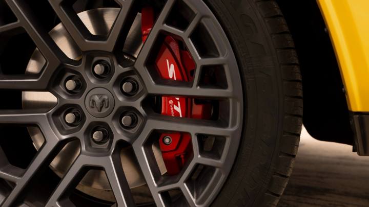 Svensk minimalism? Glöm det! Med sina ilsket röda Brembo-bromsok och rejäla fälgar bekänner Ram färg utan att be om ursäkt.