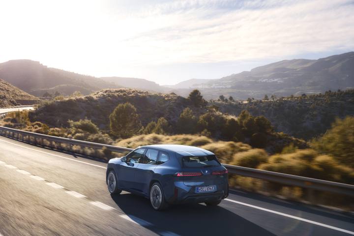 BMW iX3 tar dig smidigt genom landskapet, medan den tidlösa designen smälter in i omgivningen. En vacker utställning av minimalism och effektivitet.