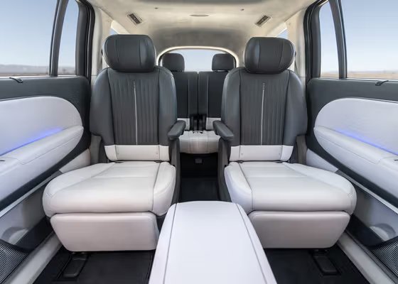 Hyundai IONIQ 9s kupé är en luftig vip-lounge på hjul – här får både vuxna och barn generöst med plats för långfärd.