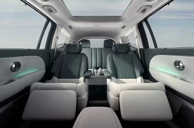 Hyundai IONIQ 9 erbjuder en rymlig och lyxig kupé, där den första versionen levereras med sex sittplatser, varav de fyra bakre är fällbara med fotstöd.