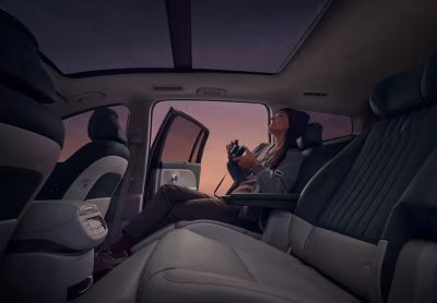 Hyundai IONIQ 9 med panorama glastak för en luftig och ljus kupé. Här med en passagerare som slappnar av i baksätet – nästan som ett vardagsrum.