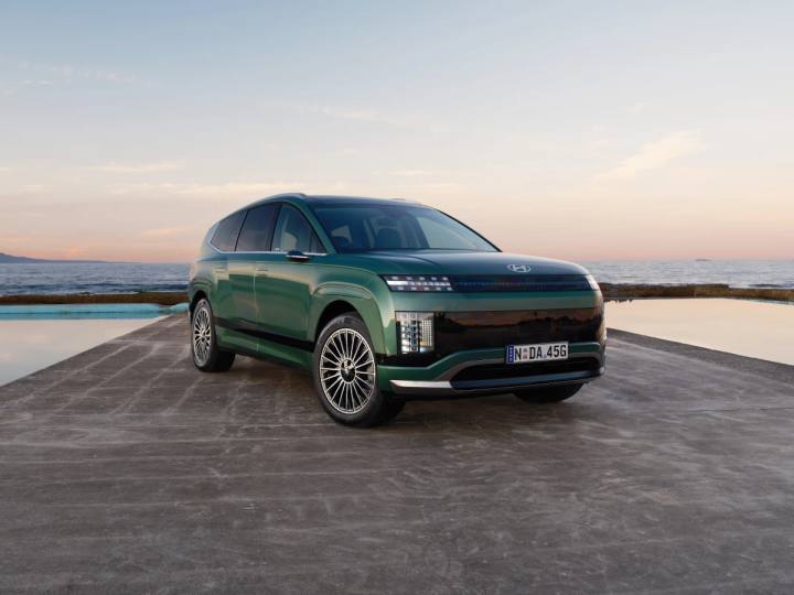 Hyundai IONIQ 9 presenterar en djärv exteriör med skarpa linjer och modern design som signalerar framtiden för elektriska SUV:ar.