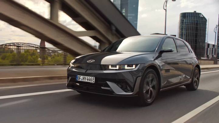 Hyundai Ioniq 5 – en elbil som utmärker sig för sin snabba laddning och sitt distinkta utseende.