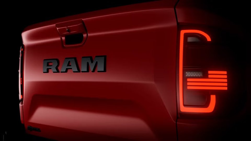 RAM Rampages karakteristiska bakljus med LED-signatur syns tydligt i mörkret, tillsammans med RAM-logotypen på bakluckan.