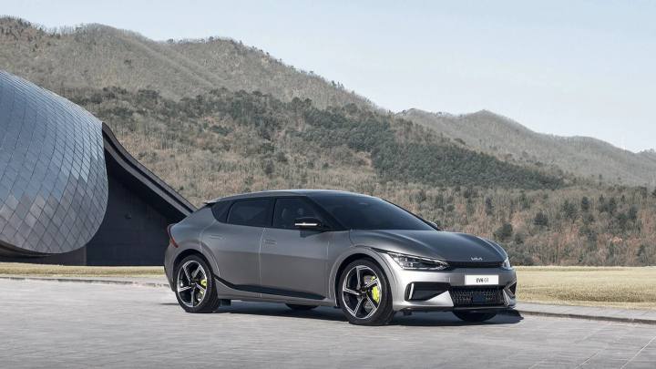 Kia EV6 har utnämnts till Årets Bil 2022 och bjuder på prisvärd elbilskörning med ett lastvänligt bagageutrymme.