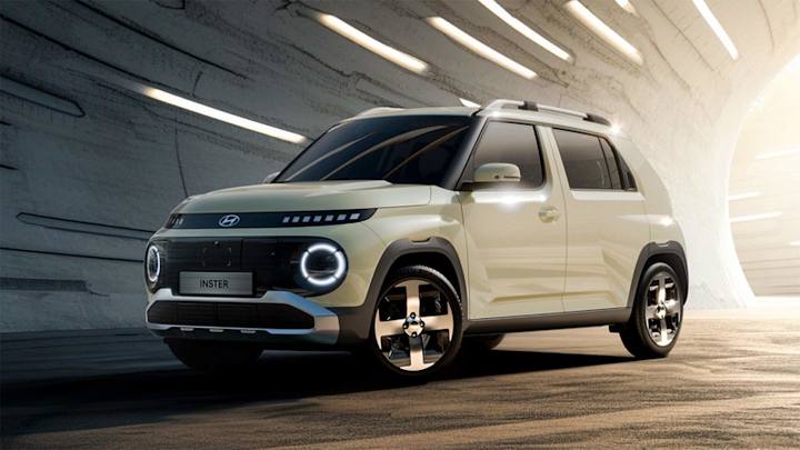 Hyundai Inster presenteras med en robust design och rymlig interiör, perfekt för urbana äventyr.
