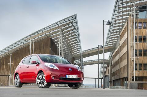 Den första generationens Nissan Leaf, här i rött utförande, är en riktig prisbomb på begagnatmarknaden och kan fyndas från cirka 40 000 kr.