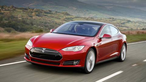 En begagnad Tesla Model S ger dig premiumbilskänsla utan att tömma plånboken. Äldre årsmodeller finns för bara några tiotusentals kronor.