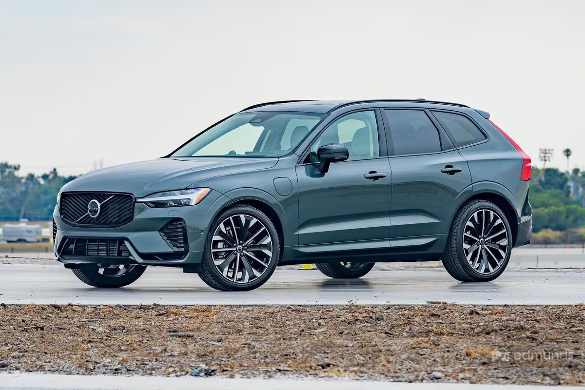 Volvo XC60 levererar en sportig elegans som får konkurrenterna att blekna, en premium-SUV som utstrålar både klass och attityd.