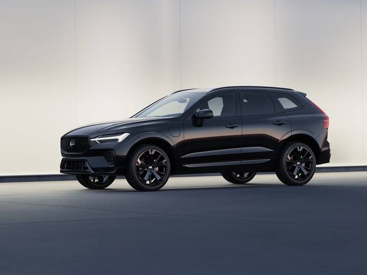 Den svarta Volvo XC60 visar att svensk premium inte bara handlar om säkerhet, utan också om stilsäker attityd på vägen – med extra power under huven.