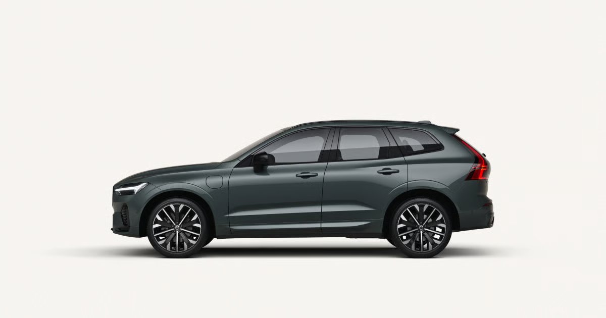 Volvo XC60 i hybridutförande. Laddluckan fram är en diskret detalj som avslöjar att detta är en av de mer ekonomiska bilarna i modellutbudet.