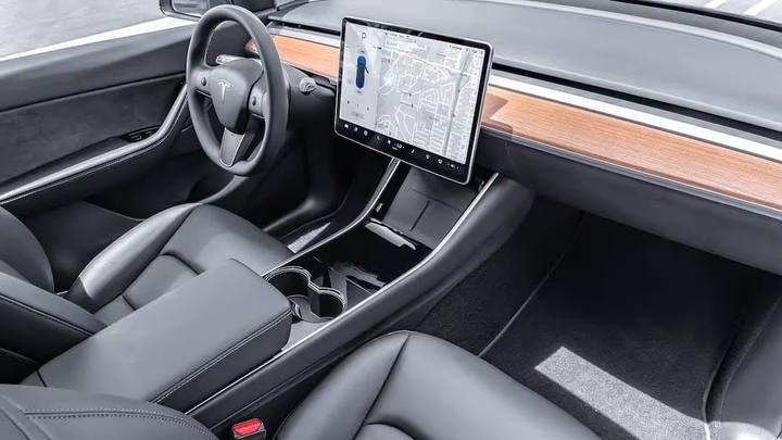 Interiören i en Tesla Model Y. Kontrollera alla lister runt fönstren noggrant före köp, då de kan vara en källa till vindbrus.