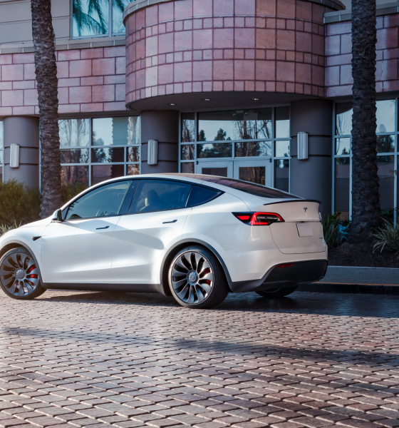 En begagnad Tesla Model Y år 2026 erbjuder ofta ett lägre pris utan att förlora för mycket av prestandan.