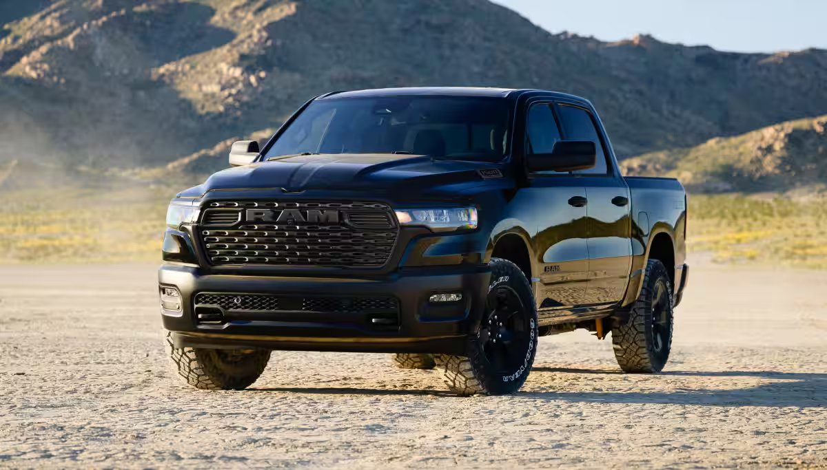 Ram 1500 Black Edition, ett populärt utförande med svart grill, svarta fälgar och en genomgående mörk nyans.