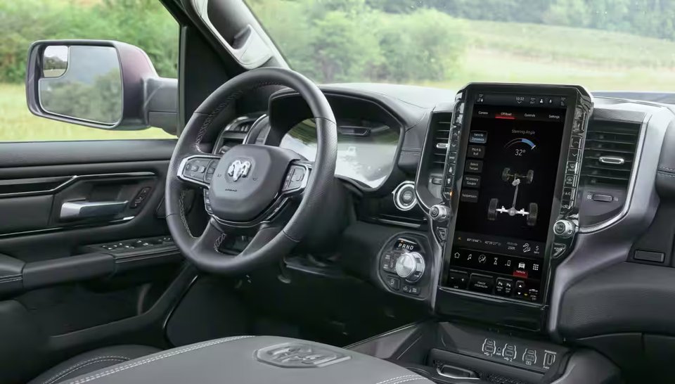 Interiören i en Ram 1500 kombinerar robust design med modern teknik, exempelvis en stor pekskärm för infotainment.