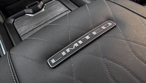 Interiören i en Ram 1500 Limited. Limited-versionen är toppmodellen med högsta möjliga premiumkänsla och utrustningsnivå.